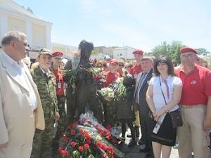 В канун Дня России в Столице Крыма торжественно открыли памятник «Вежливым людям» от благодарных жителей Крыма