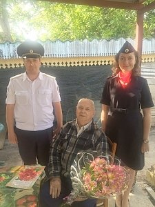 Полицейские Симферопольского района поздравили ветерана ВОВ Александра Сужина с 90-летним юбилеем