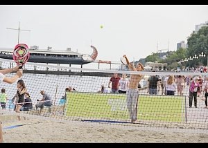 В Ялте открыли площадку для игры в пляжный теннис