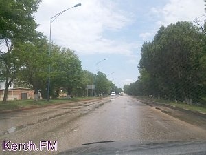 В Керчи питьевая вода течет по проезжей части