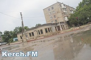 В Керчи на «АТС» вместе с дождевой водой по дороге текли фекалии