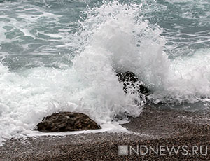 Не везет курортной Алупке: теперь побережье заливает нечистотами