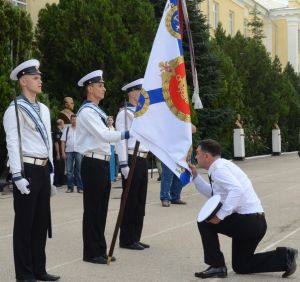 В возрожденном черноморском училище имени Нахимова состоялась церемония передачи Боевого знамени новому начальнику