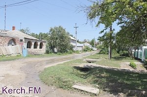 В Керчи питьевая вода течет по дорогам