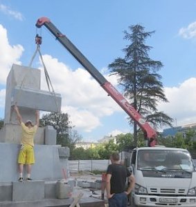 Установка скульптур на постамент возрождаемого в Симферополе памятника Екатерине Второй будет начата примерно через неделю