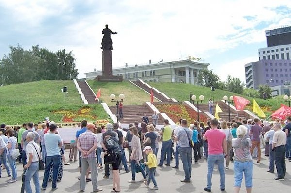 "Мама, папа, я - бездомная семья". Митинг обманутых дольщиков в Казани