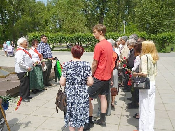 Республика Хакасия. Абаканские коммунисты возложили венок и цветы к Вечному огню