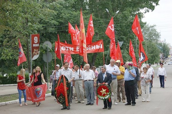 «Учиться патриотизму!». Коммунисты и комсомольцы Кировской области приняли участие в траурных мероприятиях 22 июня