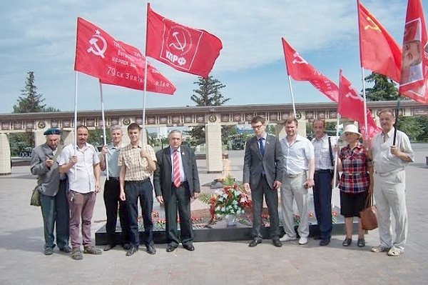 Татарстан, Казань. В День памяти и скорби коммунисты возложили цветы в Парке Победы