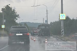 Туристический автобус сгорел на трассе Алушта – Симферополь