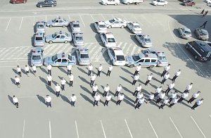 В Крыму ГИБДД из патрульных автомобилей выстроили цифру «80»