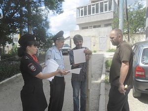 Участковые уполномоченные полиции г.Судака рассказывают гражданам об основных правилах безопасности