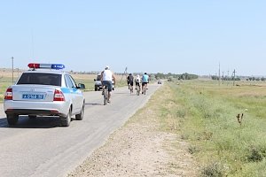 Главный дорожный полицейский Ленинского района возглавил велопробег, посвященный 80-летию службы ГИБДД