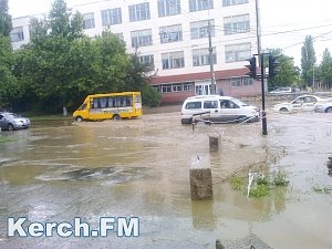 В Керчи канализация из разрытой водоканалом ямы течет по улице