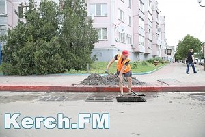 В центре Керчи чистят ливневки