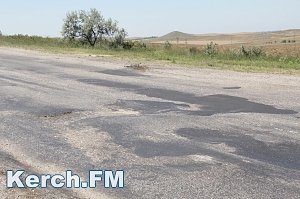 Огромные ямы на въезде в Керчь засыпали землей