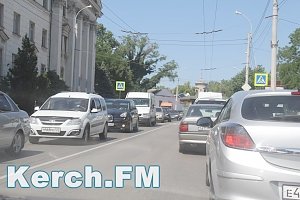 Из-за аварии в центре Керчи образовалась пробка до «Музея»