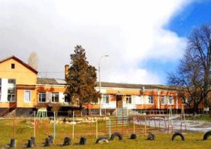 Власти Симферополя закрывают и ликвидируют среднюю школу в микрорайоне Луговое. С целью строительства новой школы?