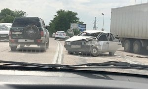 На крымской трассе столкнулись две легковушки и грузовик