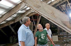 В Керчи два дома в реальных условиях остались без крыши из-за подрядчика