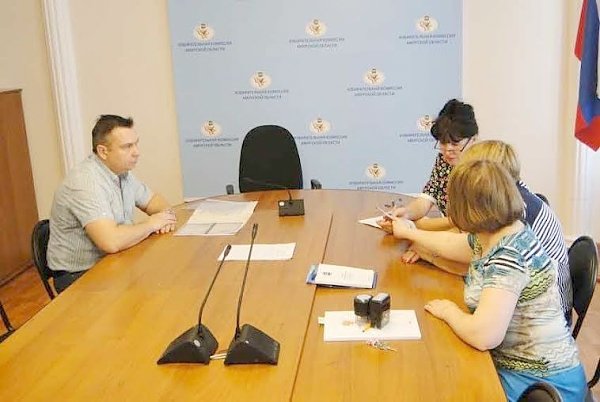 Первый секретарь Амурского обкома КПРФ Роман Кобызов сдал документы в избирком для выдвижения кандидатом на выборах в ГосДуму