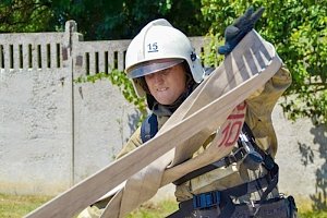 В Керчи прошли соревнования по пожарному многоборью