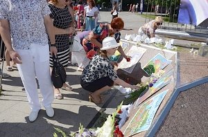 Ялтинцы почтили память погибших в Ницце возложением цветов и детских рисунков к стеле городов-побратимов