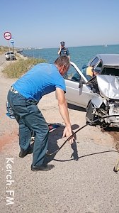 В Керчи в «лобовую» столкнулись «ВАЗ» и «КАМАЗ». Пострадали двое