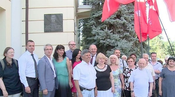 Донецкие коммунисты предрекают ДНР социалистический путь развития