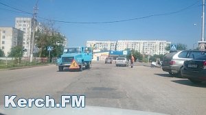 В Керчи на улице Ворошилова у супермаркета засыпают ямы землей