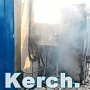 На Керченской переправе горит торговый павильон