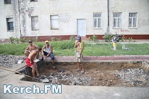 В Керчи на Кирова снова разрыли яму