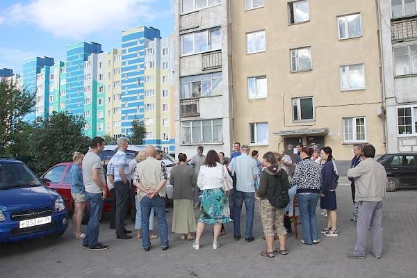 Калининград: Депутат-коммунист Игорь Ревин провел встречу в одной из «горячих точек» города