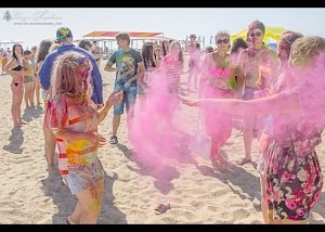 На сакском пляже прошёл фестиваль красок «Fest культура»