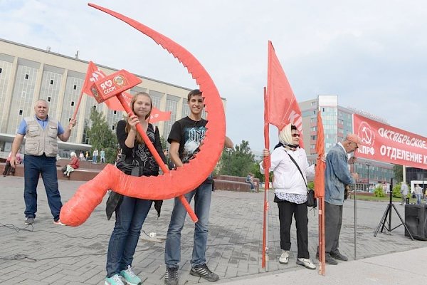 Новосибирцы потребовали повышения пенсий на митинге КПРФ