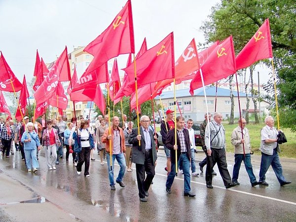 Орловская область. Коммунисты Мценска в День города провели праздничное шествие