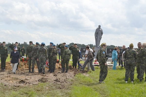 Коммунисты Псковской области приняли участие в перезахоронении советских бойцов на "Линии Сталина"