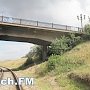 Грузовики на мосту в Керчь игнорируют знак, ограничивающий вес