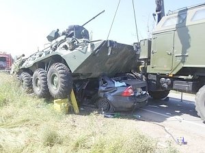 Легковой автомобиль врезался в бронетранспортер