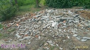 В Керчи после недобросовестного ремонта крыши гору мусора так и не убрали