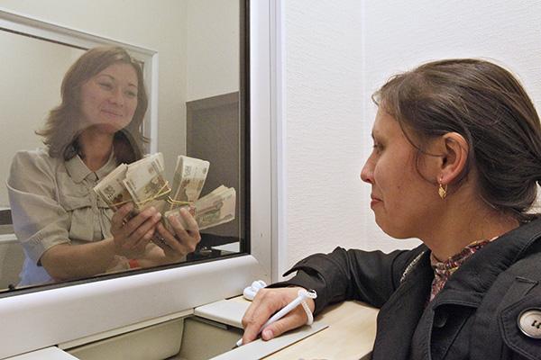 Почему зарплатному кризису в России не видно конца