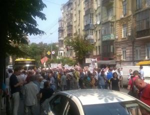«Банковская сотня»: в Киеве вкладчики перекрыли улицу и объявили бессрочную акцию протеста