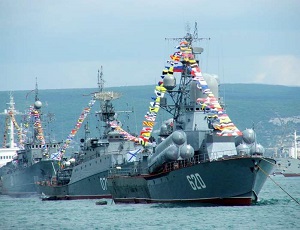В Севастопольской бухте ошвартованы две парадные линиии кораблей ко Дню ВМФ
