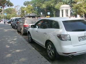 На центральных улицах «елочкой» парковаться запрещено