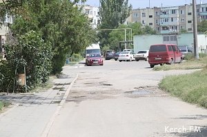 В Керчи по улице Ворошилова снова течет канализация