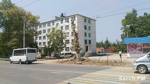В Керчи на Горького спилили часть деревьев