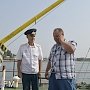 Ветераны флота Керчи торжественно спустили памятный венок в пролив