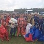 Мэр Новосибирска Анатолий Локоть прыгнул с парашютом на авиашоу «Я люблю тебя, Россия»