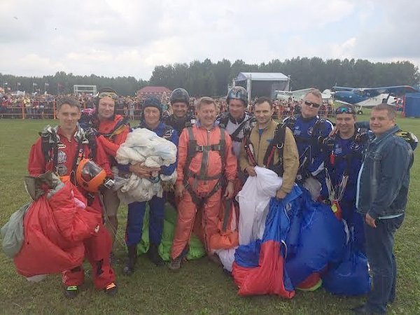 Мэр Новосибирска Анатолий Локоть прыгнул с парашютом на авиашоу «Я люблю тебя, Россия»