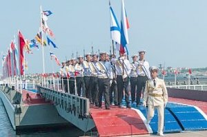 Севастополь отметил День флота парадом новых кораблей, авиашоу и танцами буксиров на воде